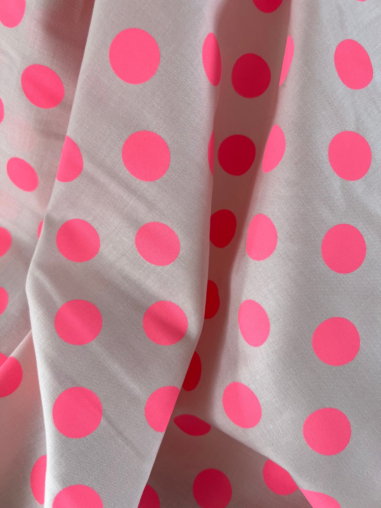 Tissu coton à pois roses – Fond rose poudré