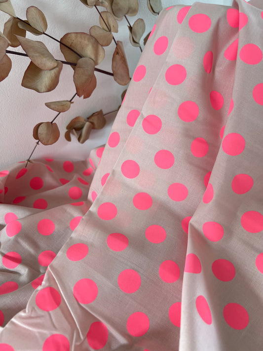 Tissu coton à pois roses – Fond rose poudré