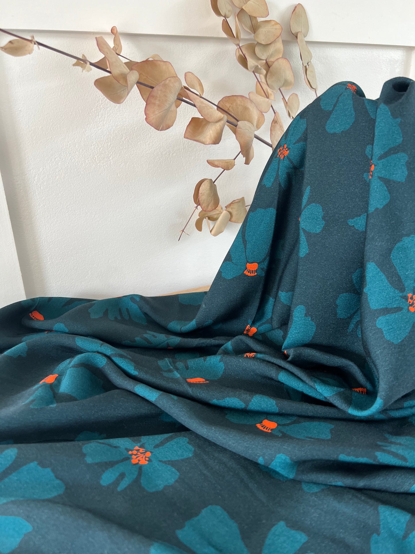 Viscose fleurie bleu pétrole et terracotta
