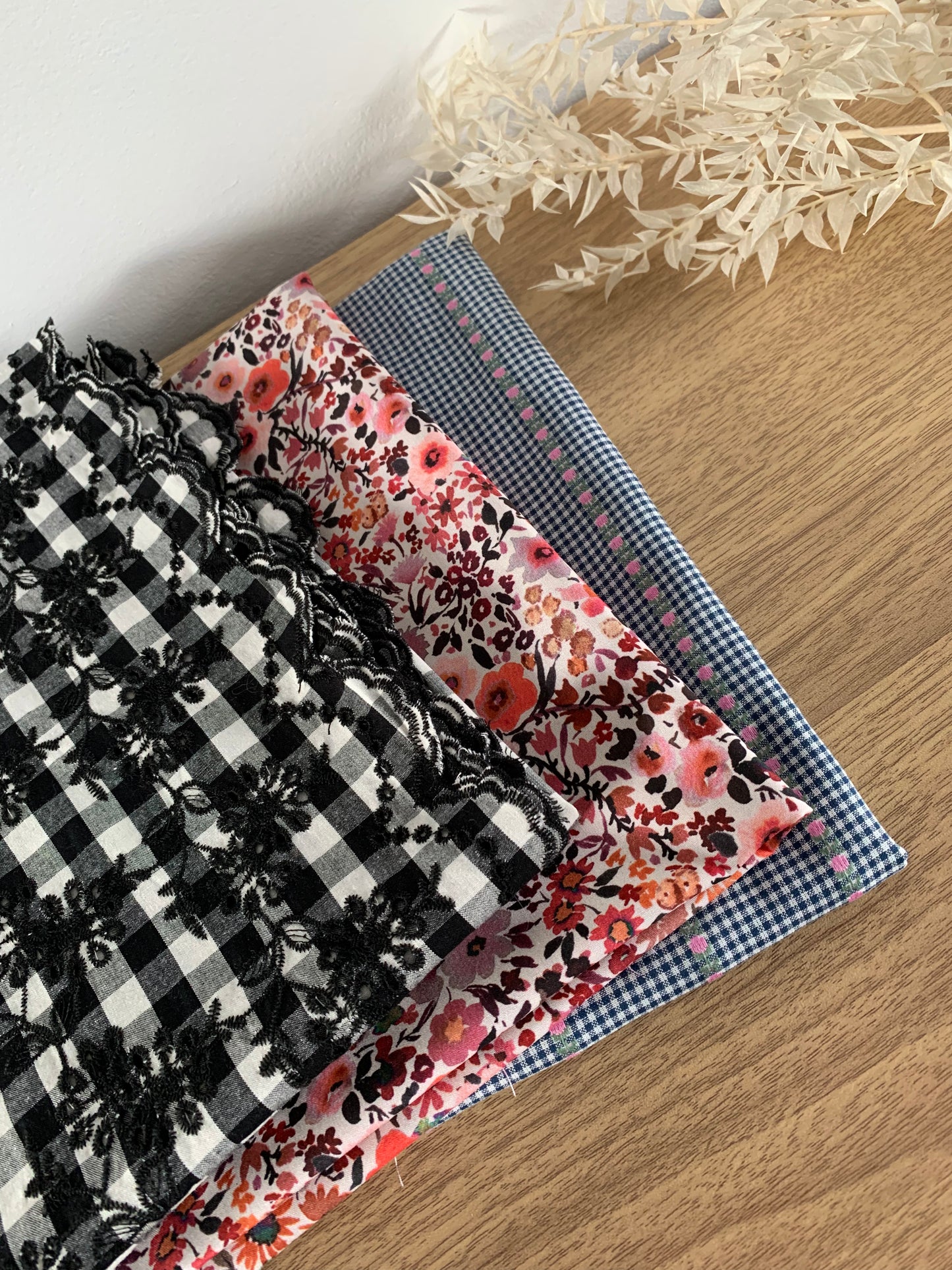 Coton vichy noir brodé festonné