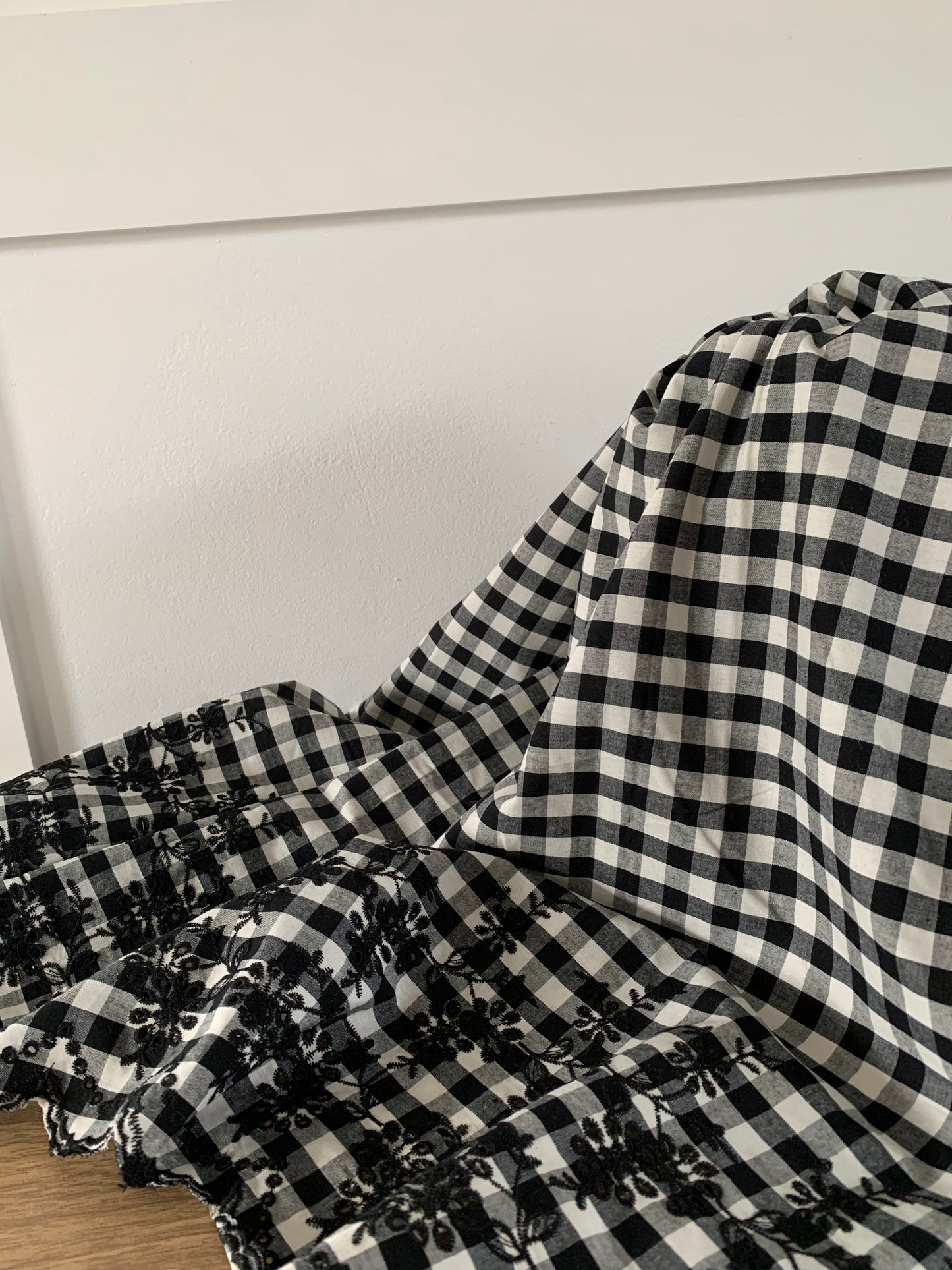 Coton vichy noir brodé festonné