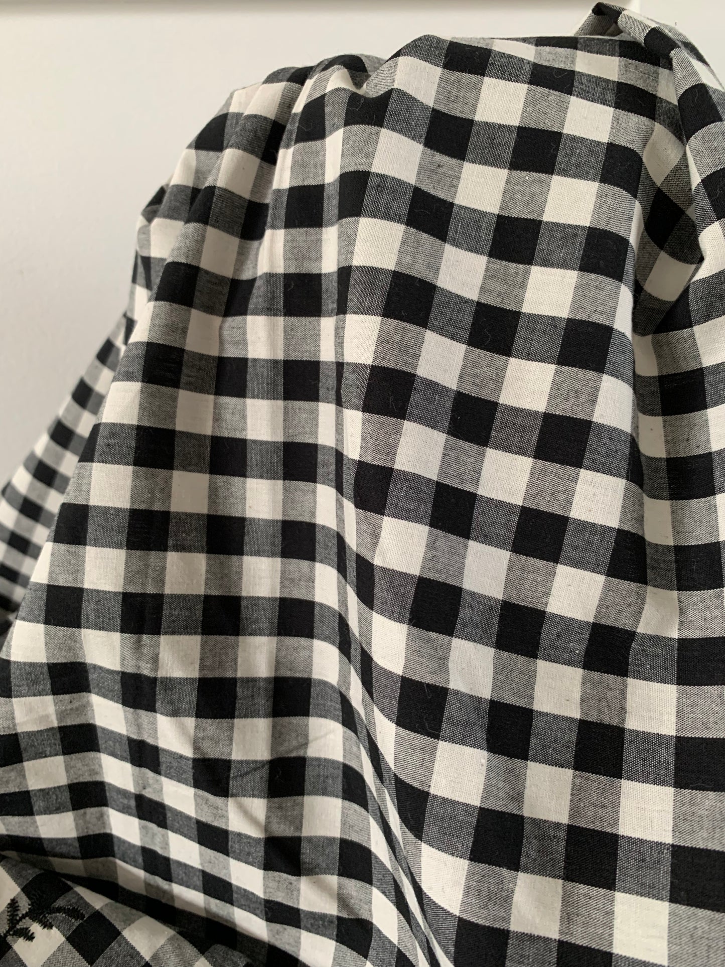 Coton vichy noir brodé festonné