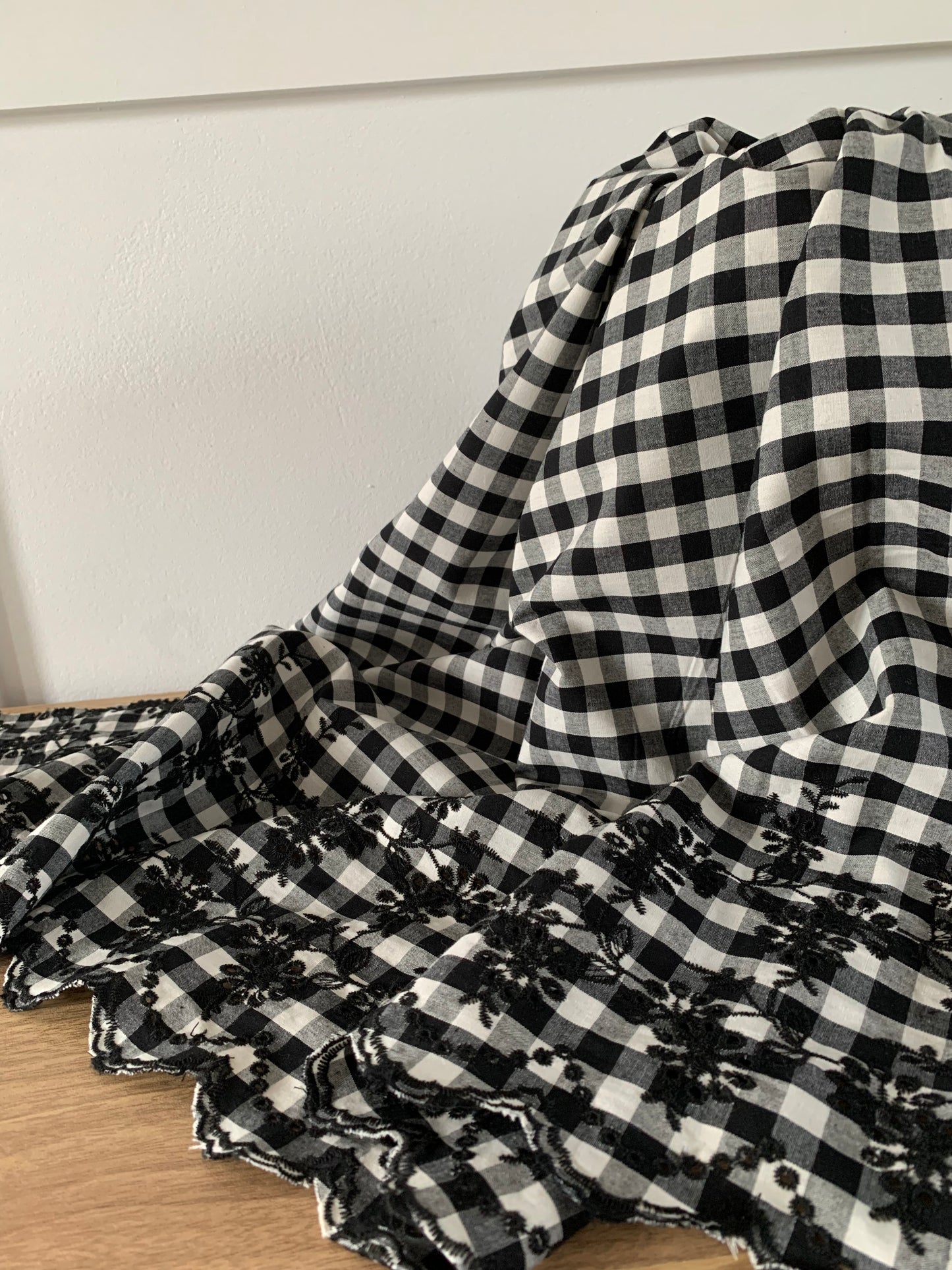 Coton vichy noir brodé festonné