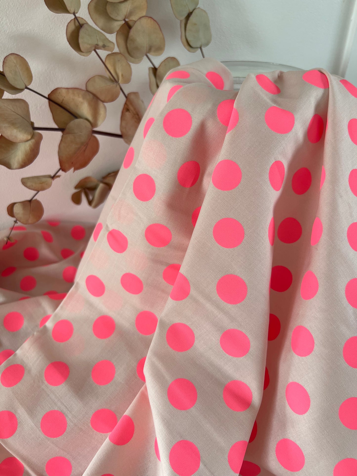 Tissu coton à pois roses – Fond rose poudré