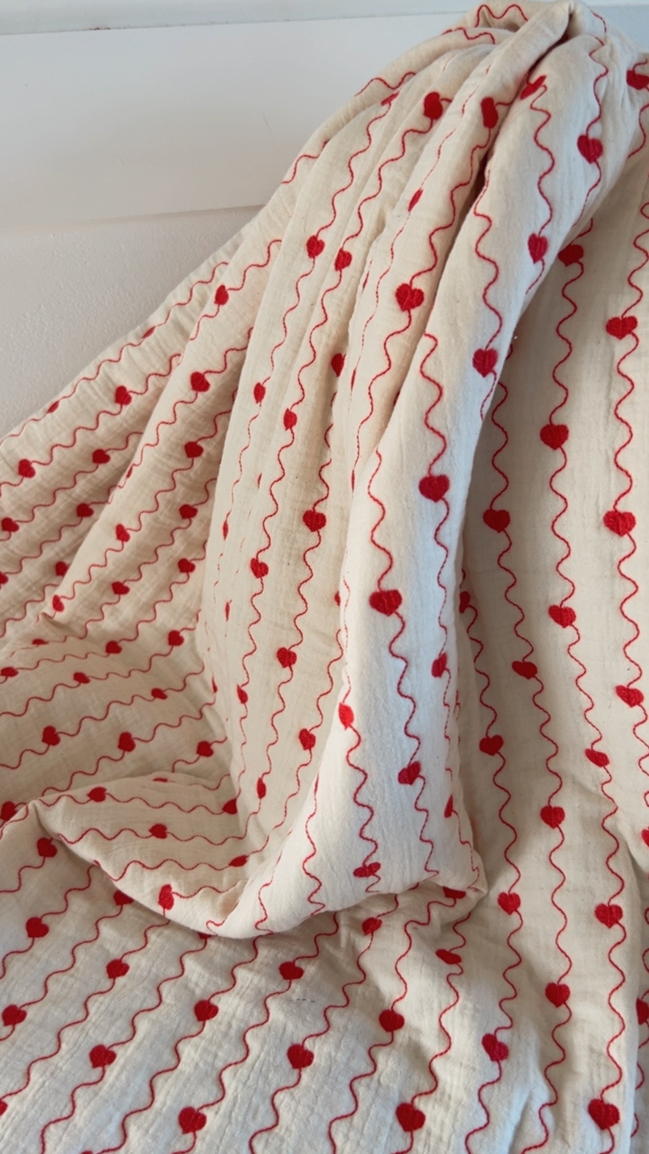 Double gaze de coton matelassée — coeurs naturel