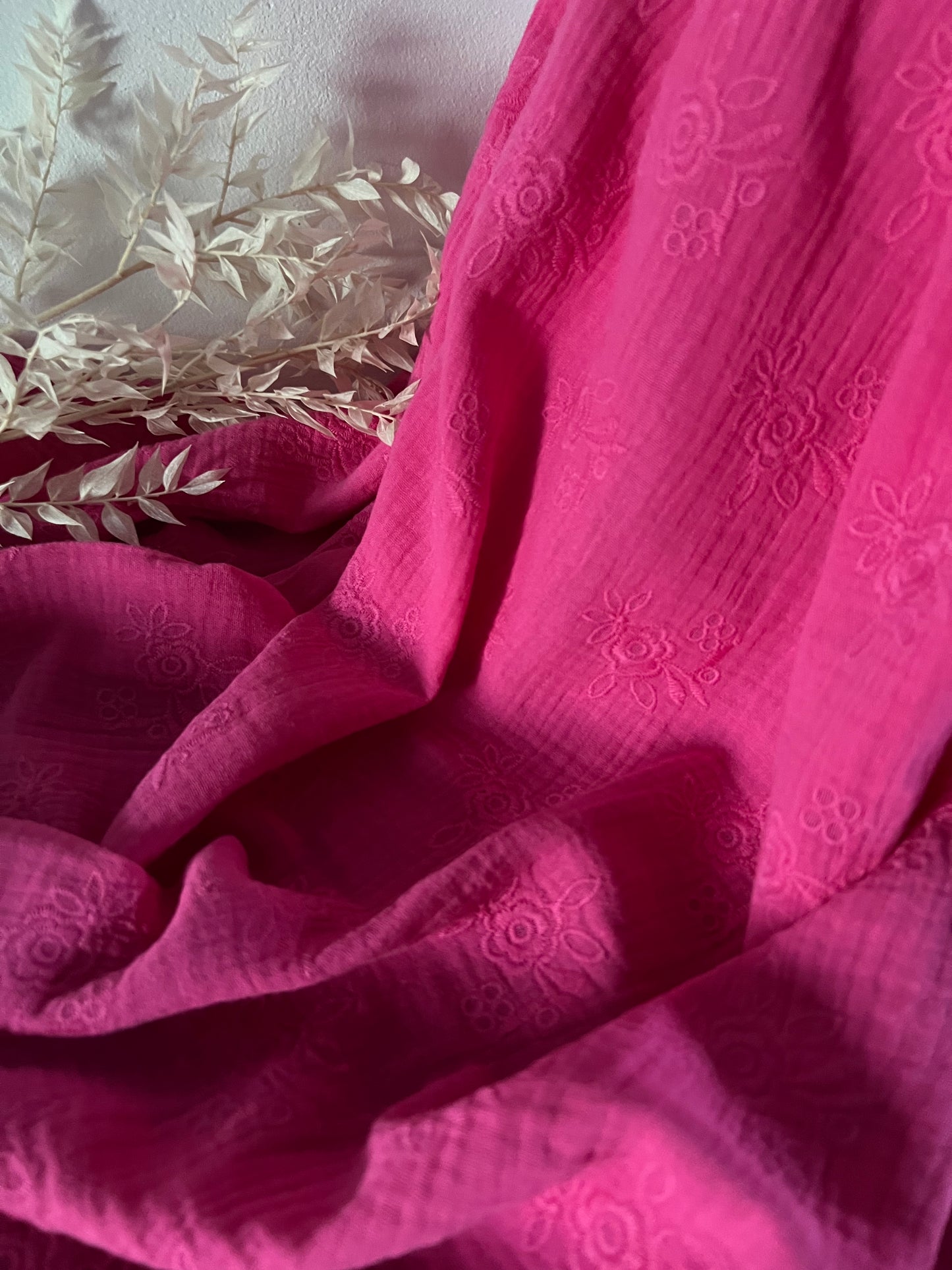 Coupon 2m - Double Gaze Brodée Fleurs Fuschia