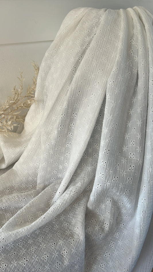 Tissu mousseline de coton brodé écru