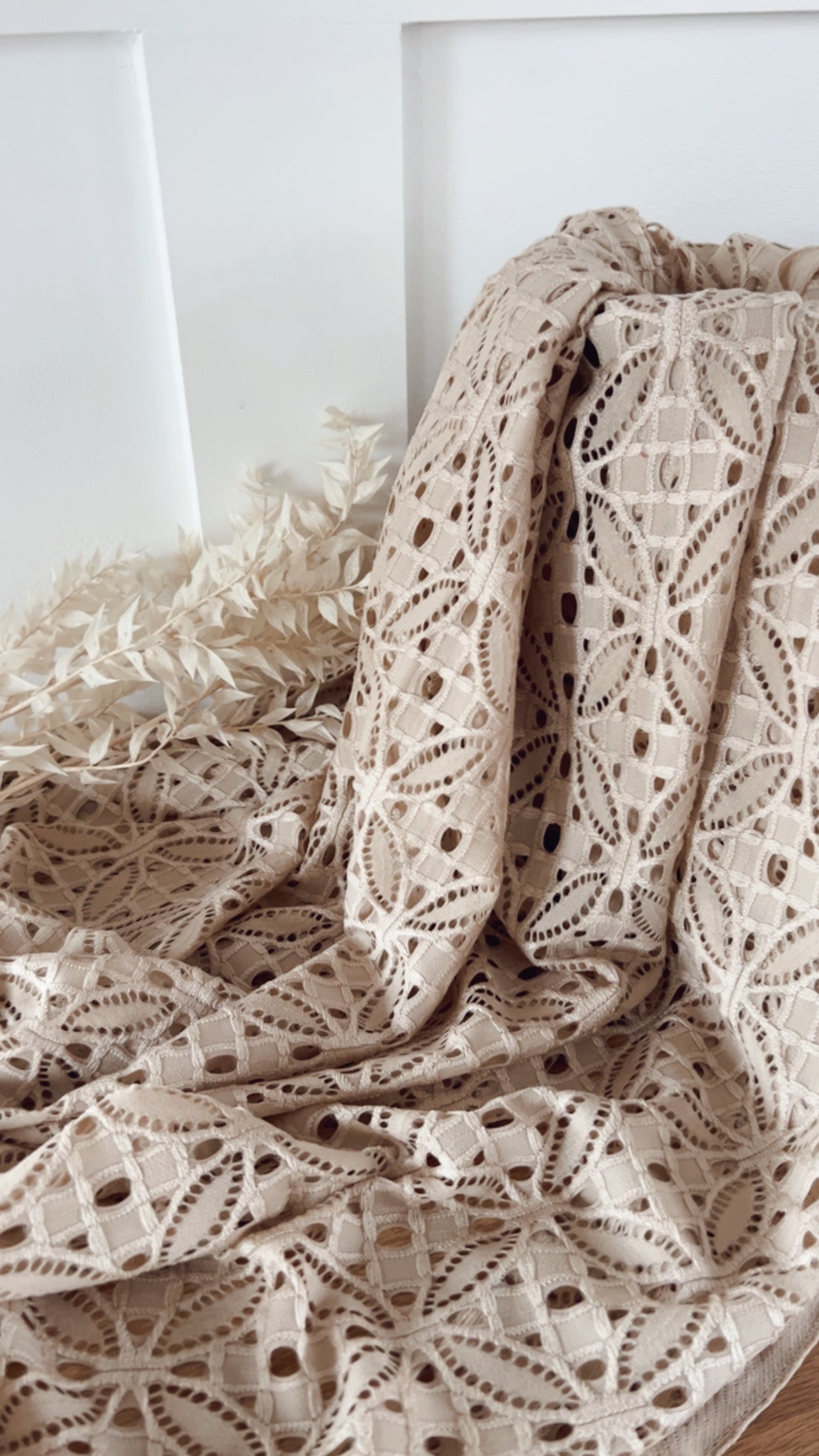 Dentelle Florale Sable – Les Tissus de Léo