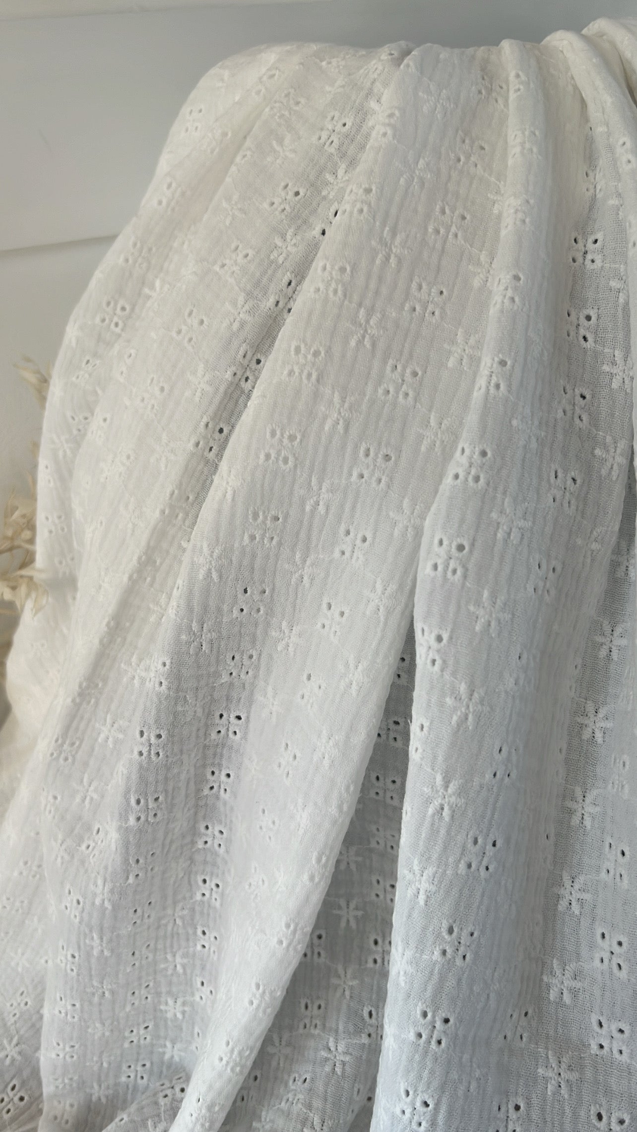 Tissu mousseline de coton brodé écru