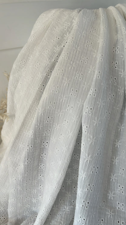 Tissu mousseline de coton brodé écru