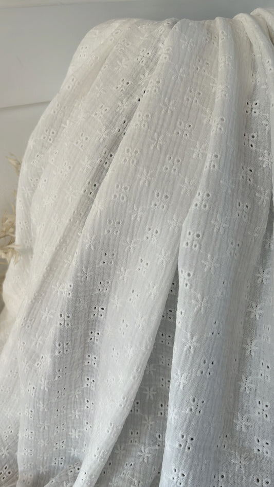 Tissu mousseline de coton brodé écru