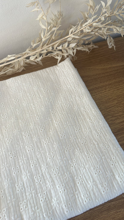Tissu mousseline de coton brodé écru