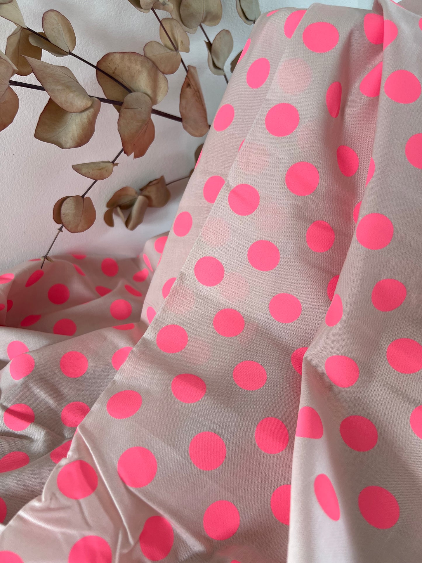 Tissu coton à pois roses – Fond rose poudré