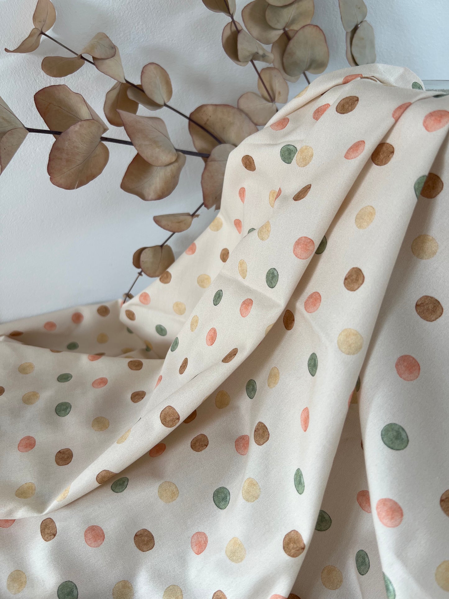 Popeline de coton à pois pastel - Fond écru