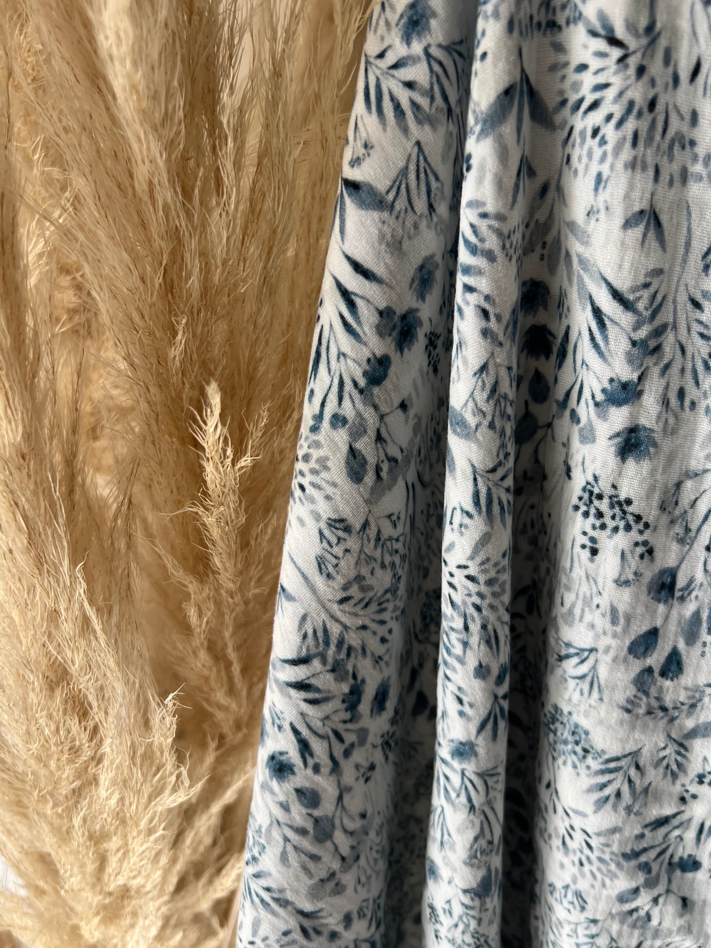 Tissu Double Gaze de Coton Imprimée Florale Blanc / Bleu