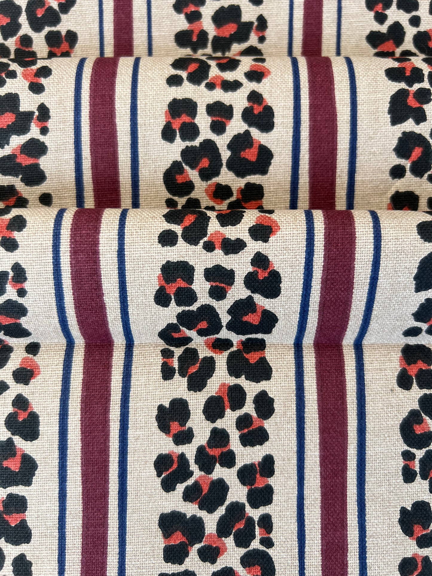Tissu Demi-Natté de Coton Léopard Rayé Beige / Bordeaux