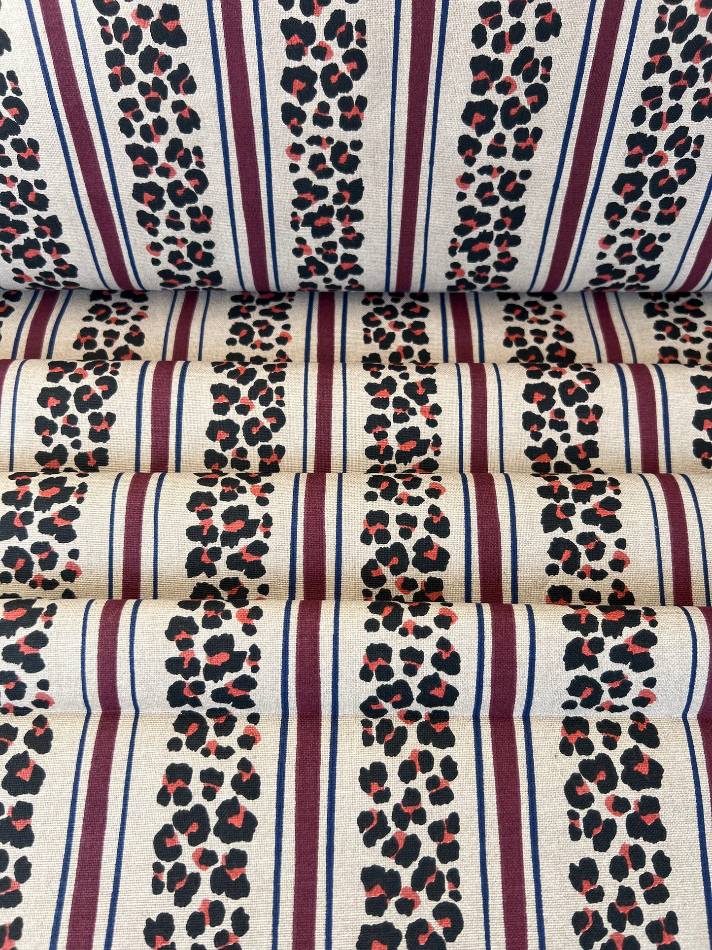 Tissu Demi-Natté de Coton Léopard Rayé Beige / Bordeaux