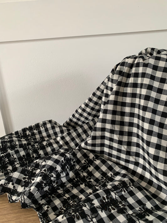 Coton vichy noir brodé festonné