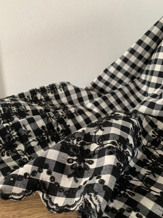 Coton vichy noir brodé festonné